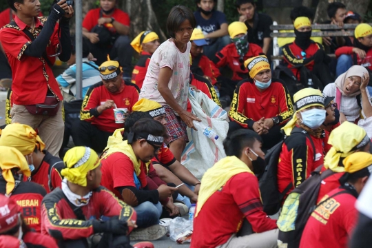 Mengais Rezeki di Antara Aksi Unjuk Rasa