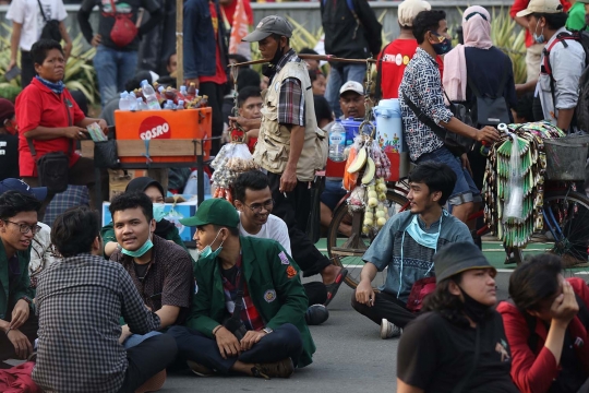 Mengais Rezeki di Antara Aksi Unjuk Rasa