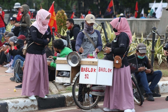 Mengais Rezeki di Antara Aksi Unjuk Rasa