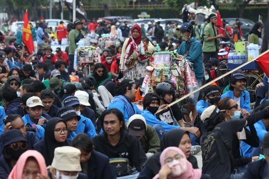 Mengais Rezeki di Antara Aksi Unjuk Rasa