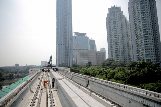 Jembatan Bentang Panjang LRT di Dukuh Atas Tersambung