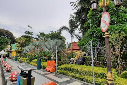 Melihat Taman-Taman di Surabaya Dipagari Kawat Berduri