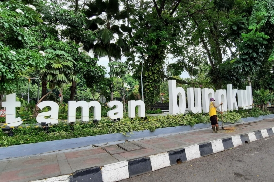 Melihat Taman-Taman di Surabaya Dipagari Kawat Berduri