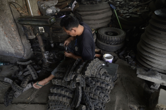 Melihat Pembuatan Karet Bushing dari Ban Bekas