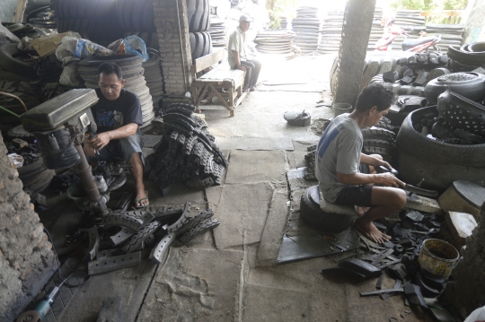Melihat Pembuatan Karet Bushing dari Ban Bekas