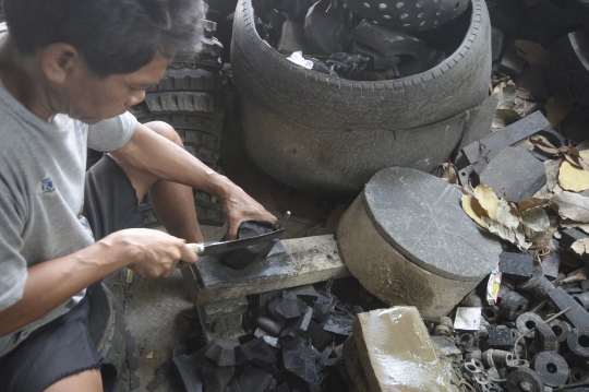 Melihat Pembuatan Karet Bushing dari Ban Bekas