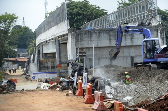 Memantau Pengerjaan Jembatan Penghubung Serua-Ciater