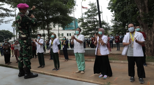 Aksi Tenaga Kesehatan di RSD Wisma Atlet Bertepuk Tangan 56 Detik