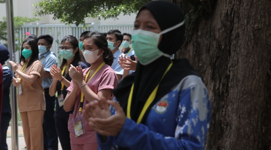 Aksi Tenaga Kesehatan di RSD Wisma Atlet Bertepuk Tangan 56 Detik