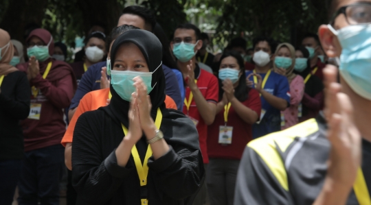 Aksi Tenaga Kesehatan di RSD Wisma Atlet Bertepuk Tangan 56 Detik