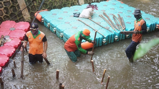 Antisipasi Musim Hujan, Petugas UPK Badan Air Bikin Jebakan Sampah