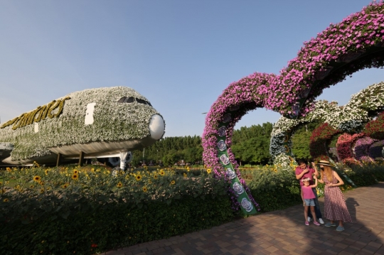 Mengunjungi Indahnya Dubai Miracle Garden, Taman Bunga Terbesar di Dunia