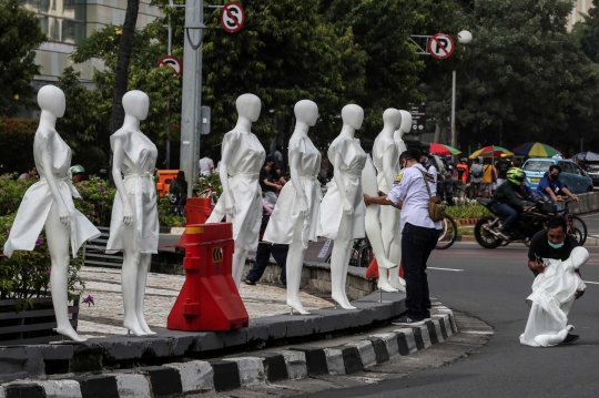 Mengenang Korban Kecelakaan Lalu Lintas, Puluhan Mannequin Dipajang di Bundaran HI