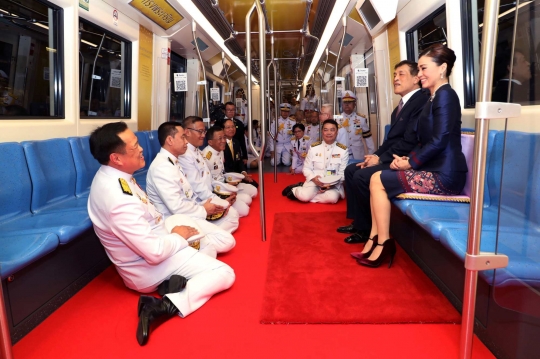 Gaya Raja Thailand Maha dan Ratu Suthida Naik MRT