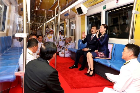 Gaya Raja Thailand Maha dan Ratu Suthida Naik MRT