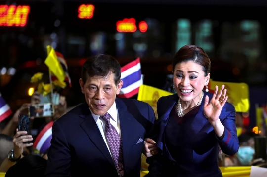 Gaya Raja Thailand Maha dan Ratu Suthida Naik MRT