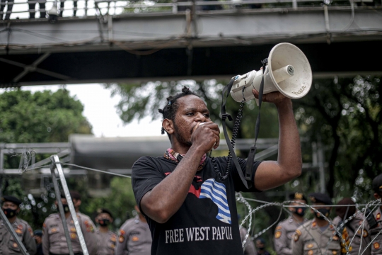 Aksi Mahasiswa Papua Demo Depan Patung Kuda