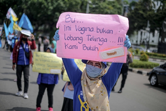 Aksi Gabungan Ikatan Buruh Indonesia dengan Membawa Pembalut Wanita