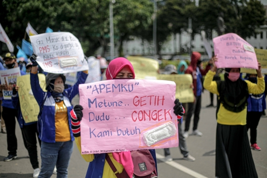 Aksi Gabungan Ikatan Buruh Indonesia dengan Membawa Pembalut Wanita