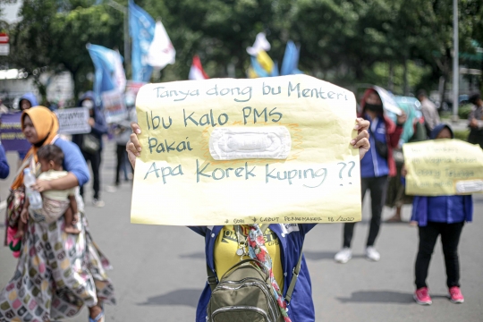 Aksi Gabungan Ikatan Buruh Indonesia dengan Membawa Pembalut Wanita