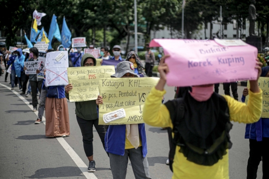 Aksi Gabungan Ikatan Buruh Indonesia dengan Membawa Pembalut Wanita