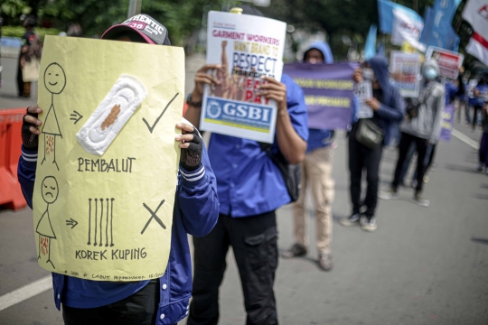 Aksi Gabungan Ikatan Buruh Indonesia dengan Membawa Pembalut Wanita