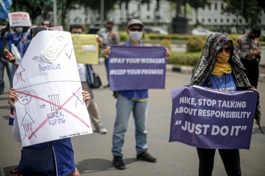 Aksi Gabungan Ikatan Buruh Indonesia dengan Membawa Pembalut Wanita