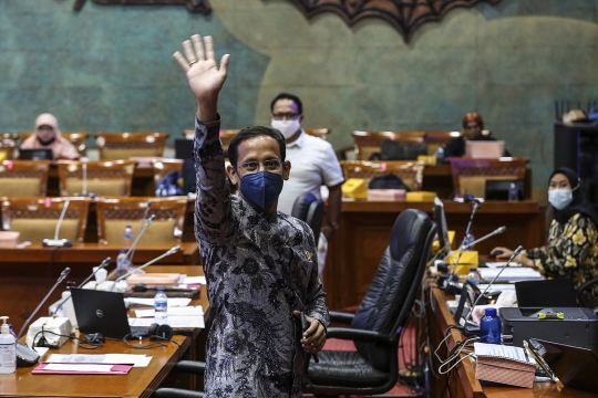 Raker dengan Komisi X, Mendikbud Bahas Kesiapan Rekrutmen Guru Honorer