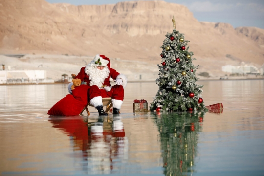 Aksi Sinterklas Duduk Santai di Atas Laut Mati