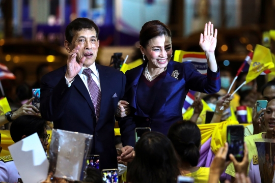Raja dan Ratu Thailand Naik MRT Saat Resmikan Stasiun Kereta Bawah Tanah