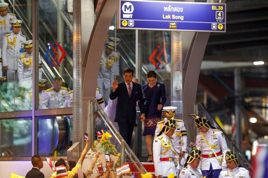 Raja dan Ratu Thailand Naik MRT Saat Resmikan Stasiun Kereta Bawah Tanah