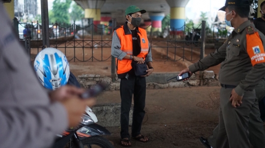 Operasi Yustisi, Petugas Jaring Pelanggar Masker di Kampung Melayu