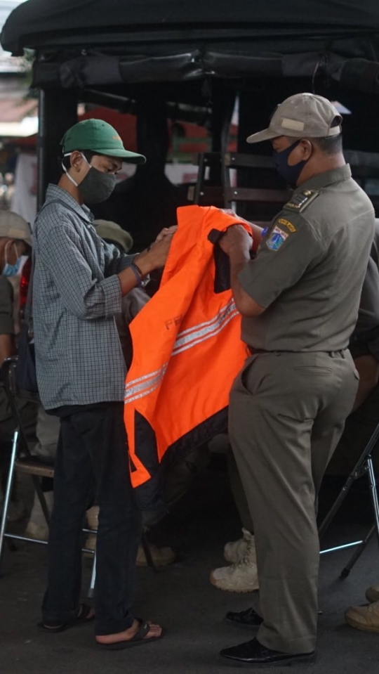 Operasi Yustisi, Petugas Jaring Pelanggar Masker di Kampung Melayu