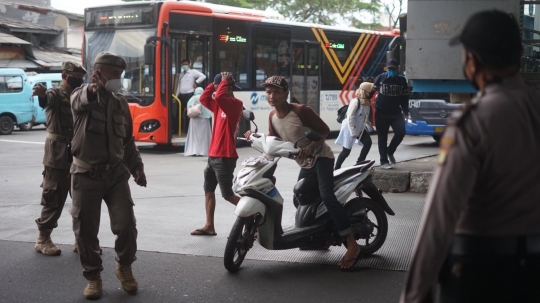 Operasi Yustisi, Petugas Jaring Pelanggar Masker di Kampung Melayu