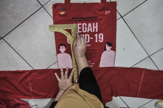 Inovasi Celemek Berbahan Tas Bansos Covid-19