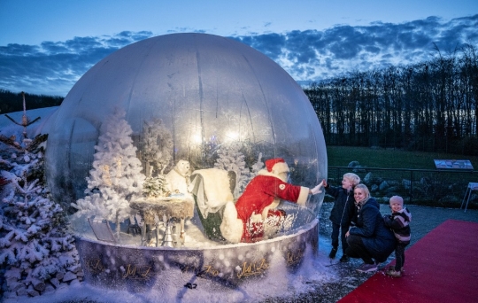 Unik, Ada Sinterklas Dalam Bola Salju di Denmark
