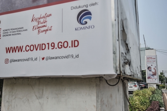 Sosialisasi Vaksin Covid-19 di Tiang Monorel