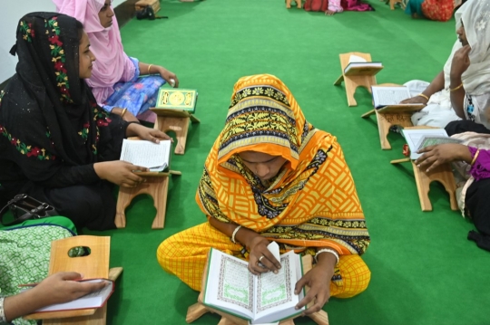 Potret Sekolah Islam Pertama untuk Transgender di Bangladesh