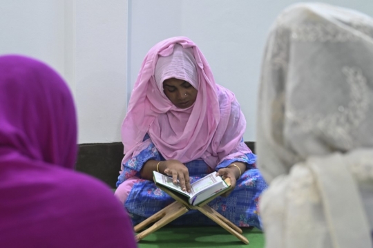 Potret Sekolah Islam Pertama untuk Transgender di Bangladesh