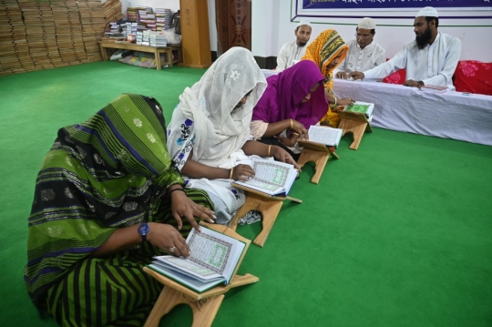 Potret Sekolah Islam Pertama untuk Transgender di Bangladesh