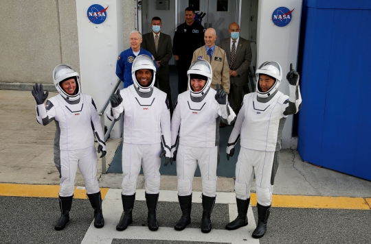 Melihat NASA dan SpaceX Luncurkan Misi Komersial ke Angkasa