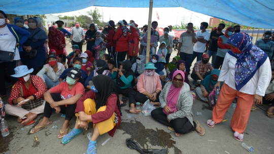 Warga Kampung Sawah Tutup Akses Jalan Cakung-Cilincing