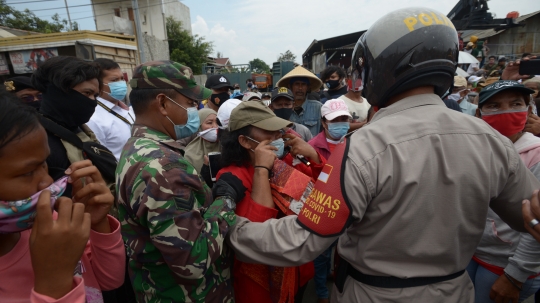 Warga Kampung Sawah Tutup Akses Jalan Cakung-Cilincing