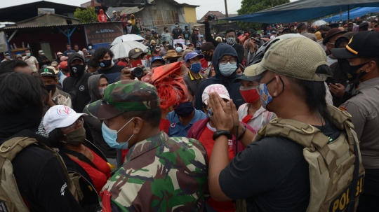 Warga Kampung Sawah Tutup Akses Jalan Cakung-Cilincing