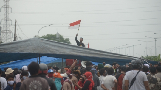 Warga Kampung Sawah Tutup Akses Jalan Cakung-Cilincing