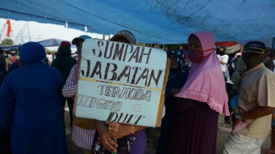 Warga Kampung Sawah Tutup Akses Jalan Cakung-Cilincing