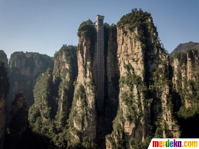 Pemandangan elevator Bailong yang beroperasi di Taman Nasional Zhangjiajie, Hunan, China, pada 13 November 2020. Menjulang lebih dari 300 meter, elevator Bailong menjadi lift di luar ruangan atau outdoor tertinggi dunia.