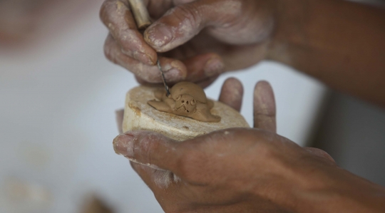 Melihat Pembuatan Keramik Hias