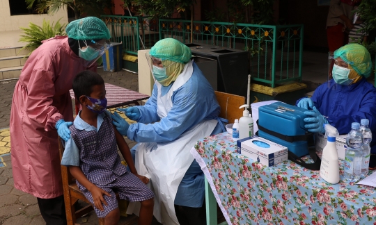 Jaga Daya Tahan Tubuh, Ratusan Siswa SD Diberi Imunisasi