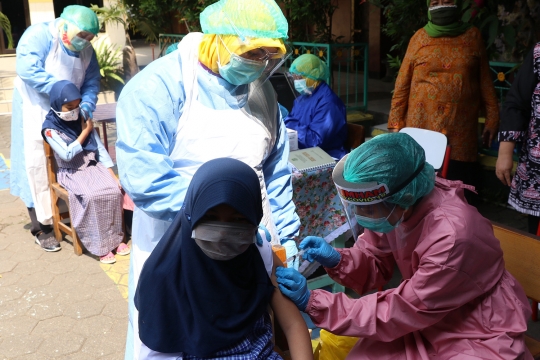 Jaga Daya Tahan Tubuh, Ratusan Siswa SD Diberi Imunisasi